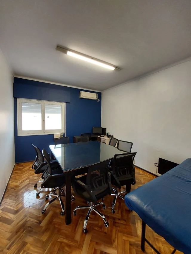 Sala de reuniones de las oficinas REDMEL pintada por Azulado